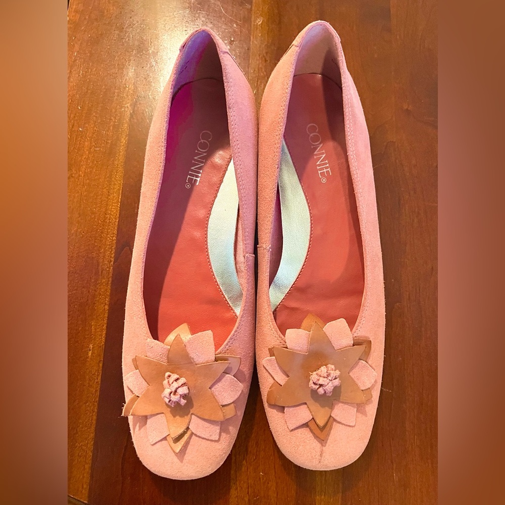 Connie Pink Suede Leather Pumps 
Unique Flower at Toe Size 7.5 Women’s